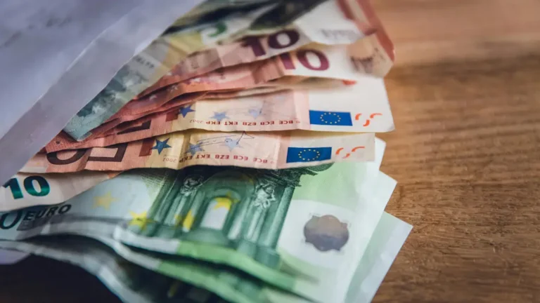 Έρχονται αναδρομικά xιλιάδων ευρώ πριν το Πάσχα 2025 σε χιλιάδες συνταξιούχους