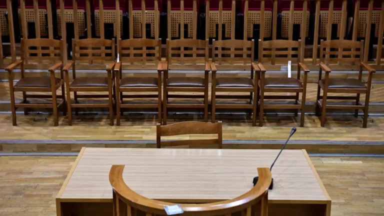 Απόφαση «ΒΟΜΒΑ»: Τέλος ο 13ος-14ος μισθός Δικαστικών Λειτουργών – Η κατάργησή του «δεν θέτει σε διακινδύνευση την αξιοπρεπή διαβίωσή τους»