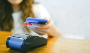Οι τράπεζες μετατρέπουν τις χρεωστικές κάρτες σε ψηφιακές – Το τέλος του πλαστικού