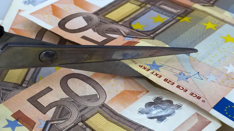 Δέκα χρόνια μετά εξακολουθεί να «κόβει» συντάξεις – Μειώσεις ακόμη και στα παιδιά μας!!