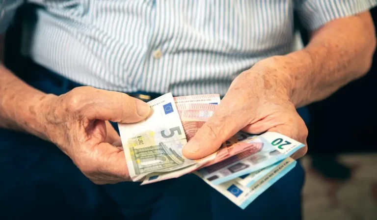 Συνταξιούχοι-Απόστρατοι: Θα χάσουν λεφτά και το 2027 – Δείτε γιατί